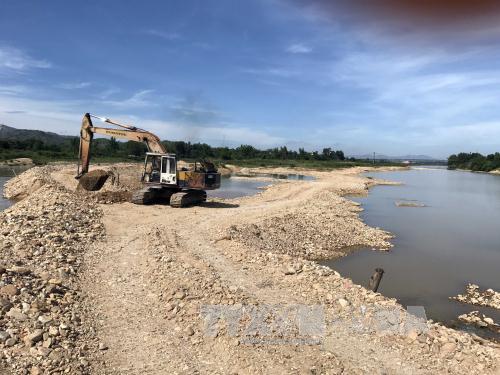 Doanh nghiệp đắp đập nắn dòng sông Đăk Bla, khai thác cát sỏi trái phép 